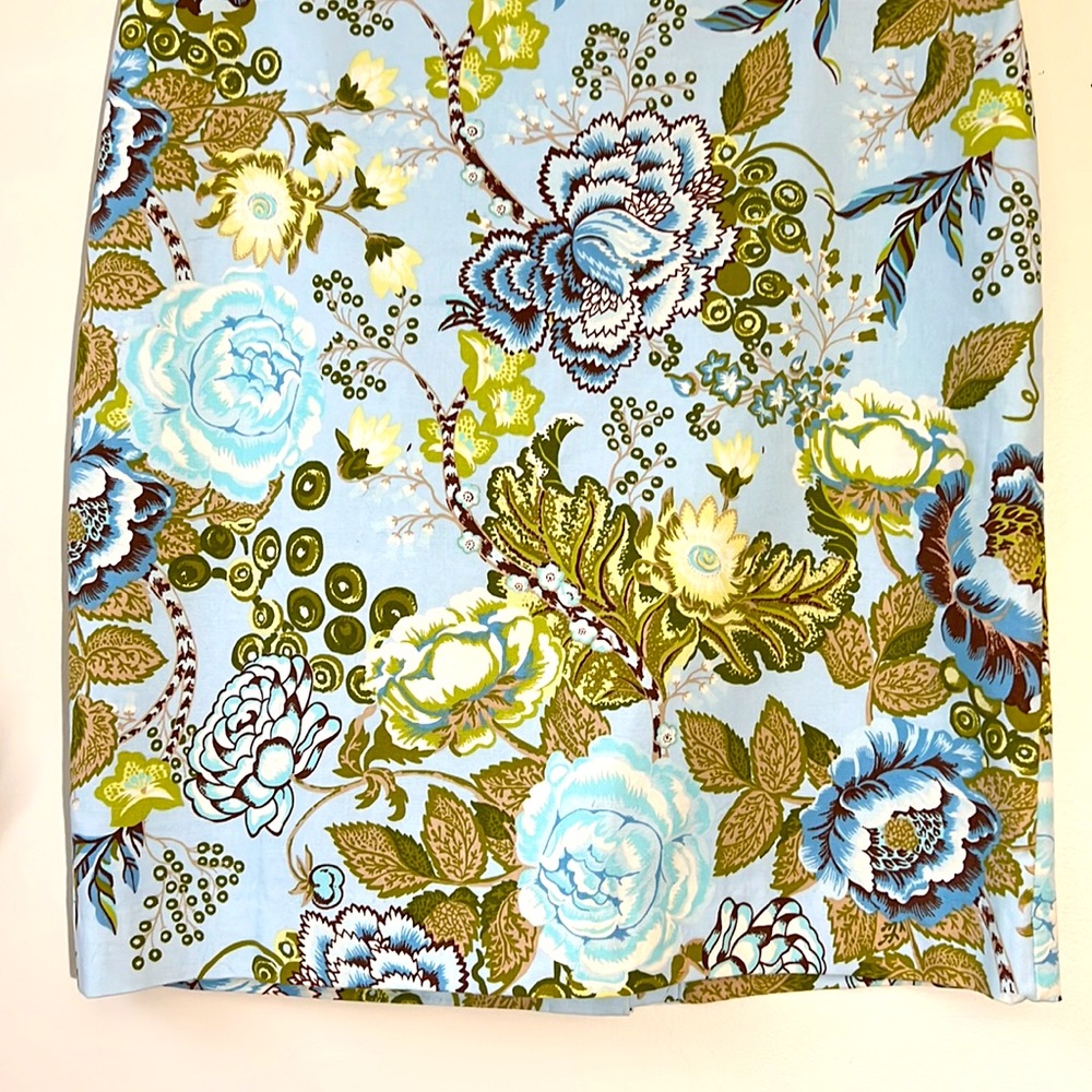 TALBOTS || Blue Floral Knee Length Skirt. Sz. 8P - Picture 4 of 8